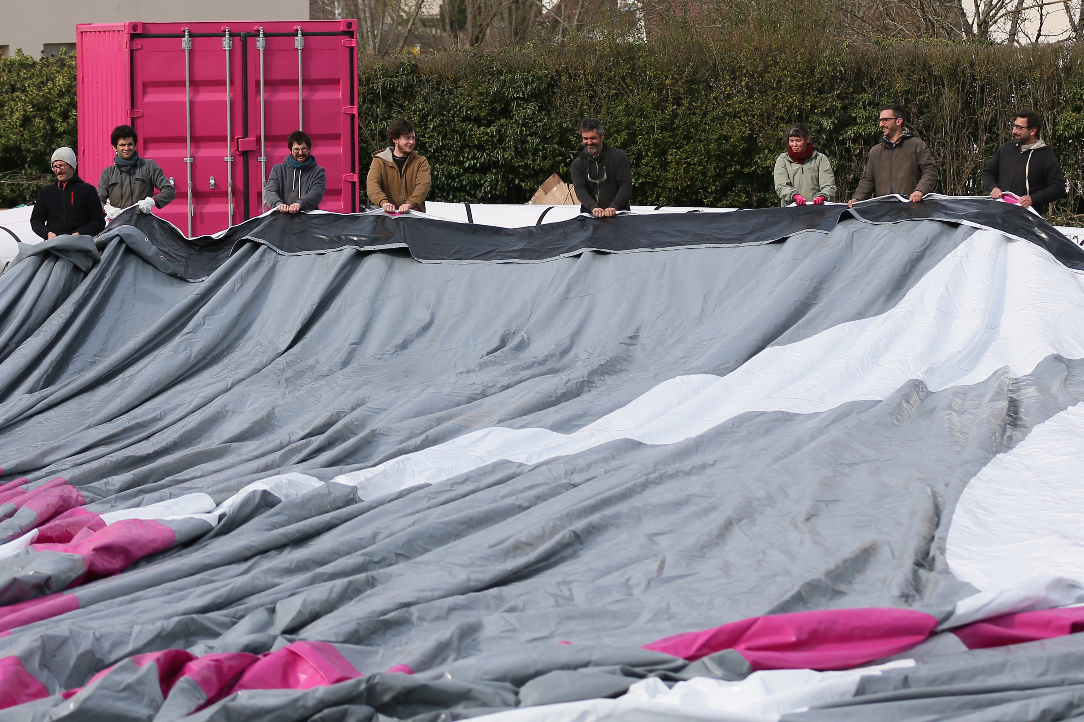 Installation du chapiteau gonflable Les Fauves à Semur-en-Auxois, 2022